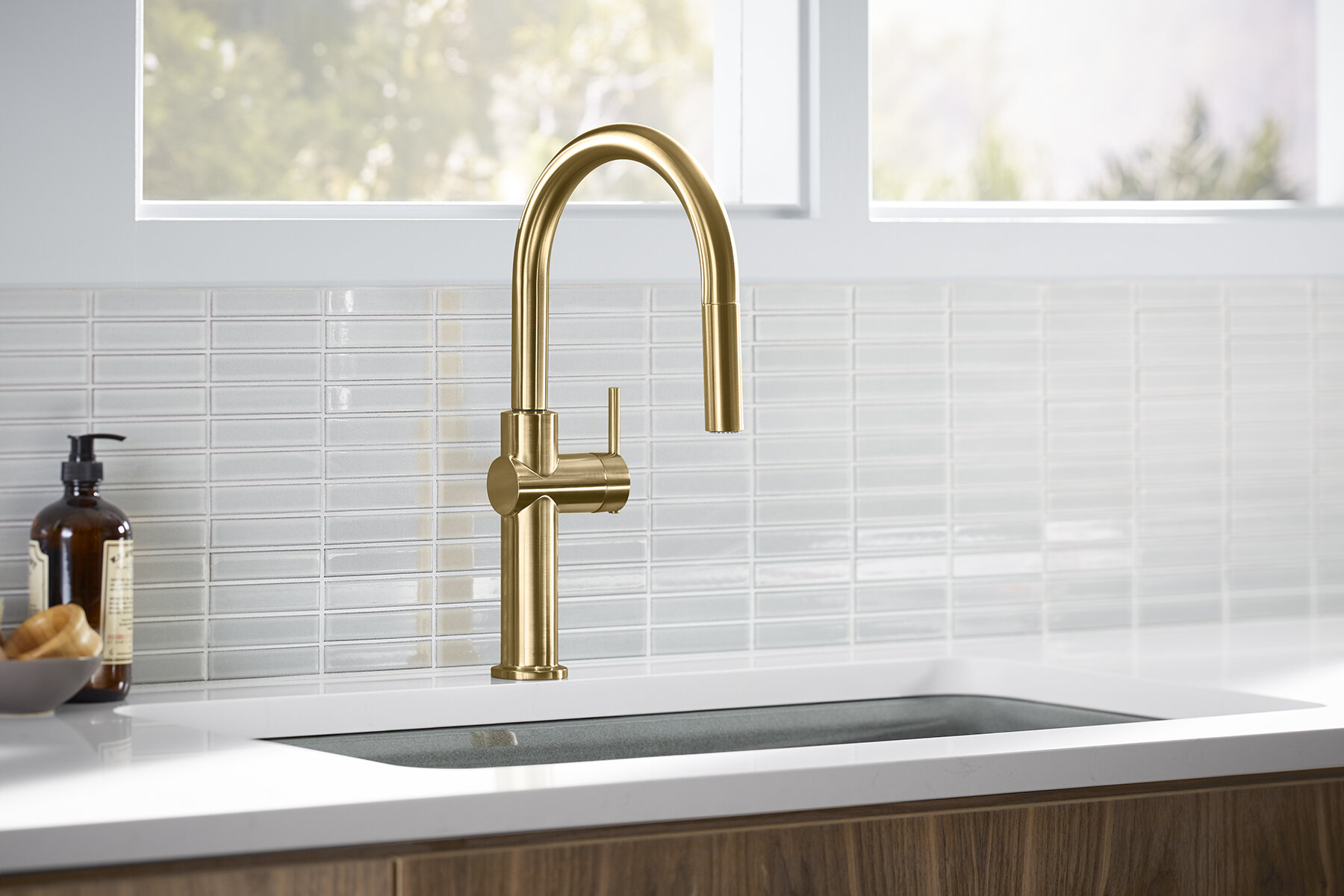 crue-pull-down-single-handle-kitchen-faucet